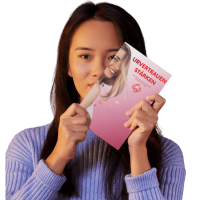 Frau liest Buch Urvertrauen stärken und findet innere Ruhe